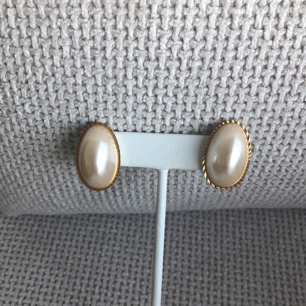 Vintage egg shaped earring with gold tone trim